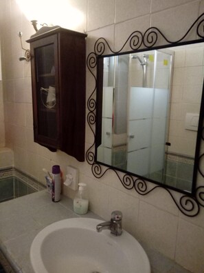 Secador de cabelo, roupões de banho, bidê, toalhas de banho