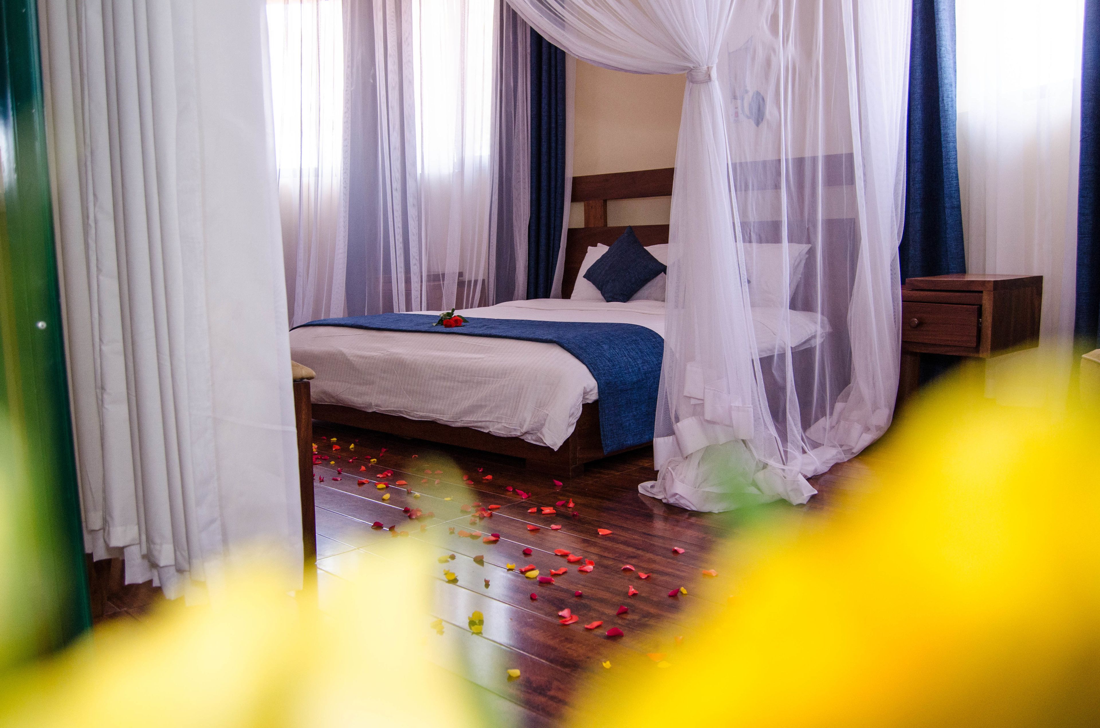 Executive Suite | Living area | 32-inch flat-screen TV with satellite channels, TV