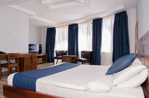 Ropa de cama de alta calidad y minibar 