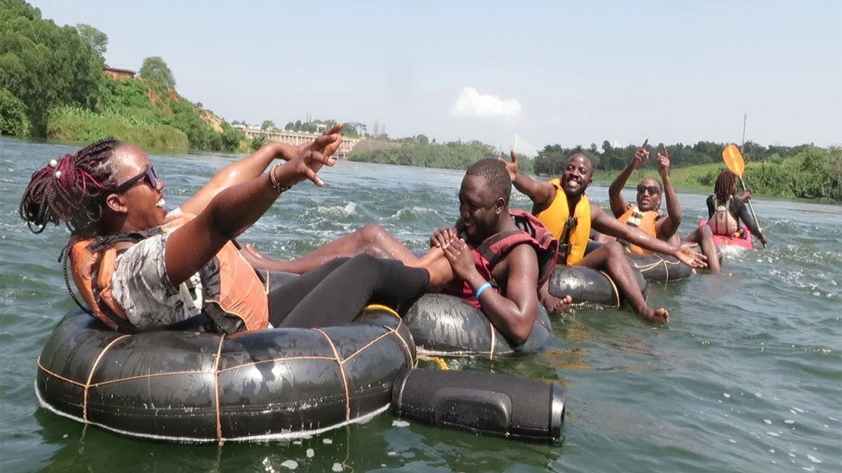 Personas flotando en el agua con flotadores.