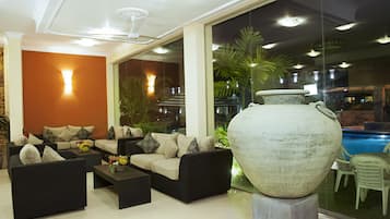 2 bars/lounges, swim-up bar, poolside bar