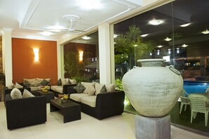 2 bars/lounges, swim-up bar, poolside bar - Avenra Garden Hotel (Negombo)