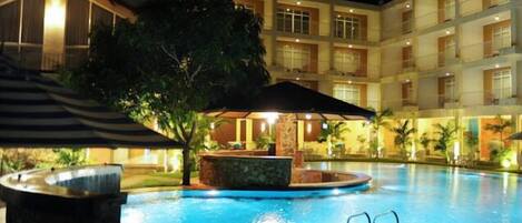 Een buitenzwembad, gratis zwembadcabana's en parasols bij het zwembad