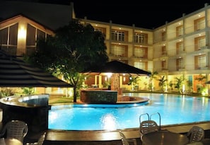 屋外プール、カバナ (無料)、プール パラソル