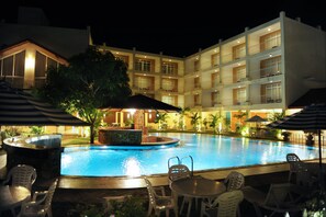 Outdoor pool, free pool cabanas, pool umbrellas - Avenra Garden Hotel (Negombo)