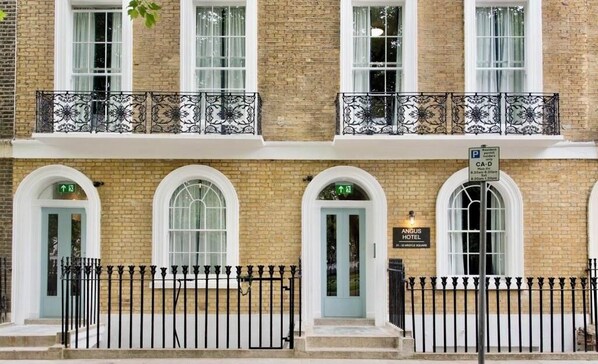 Vista frontal de la propiedad