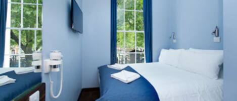 Habitación doble | Caja de seguridad en la habitación, escritorio y insonorización