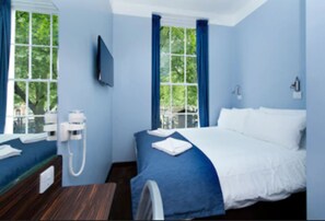 Habitación doble | Caja de seguridad en la habitación, escritorio y insonorización