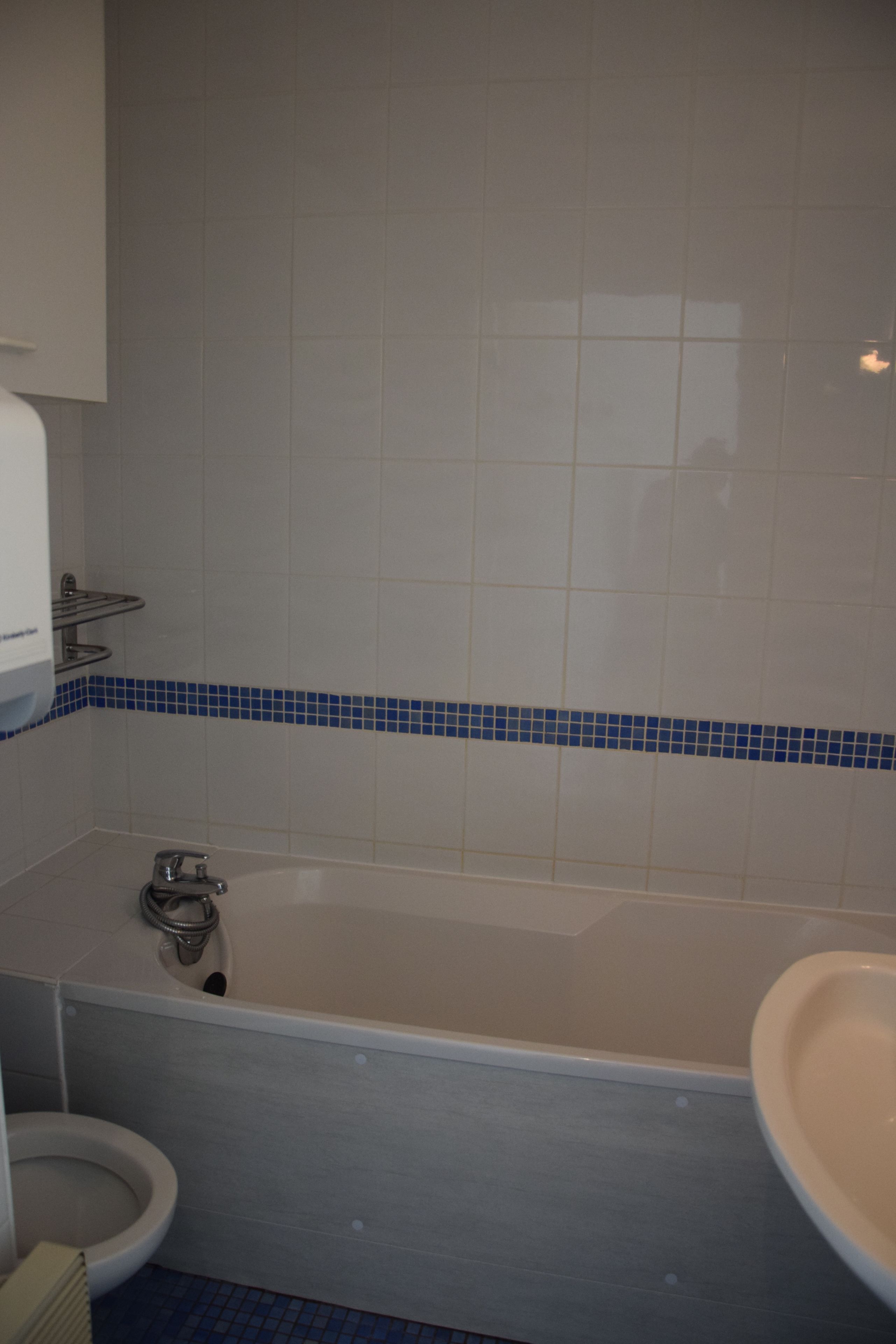 Un baño con bañera, inodoro y lavabo.
