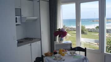 Studio (cleaning 22€ for 6 or more nights) | Privékeuken | Een koelkast, een microgolfoven, een kookplaat