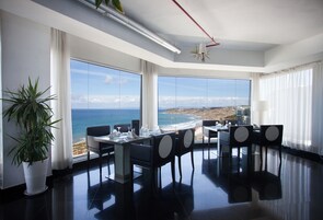 2 间餐厅，供应早餐、午餐和晚餐，地中海菜