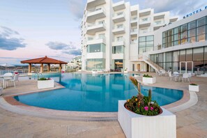 2 piscinas al aire libre, sillones reclinables de piscina