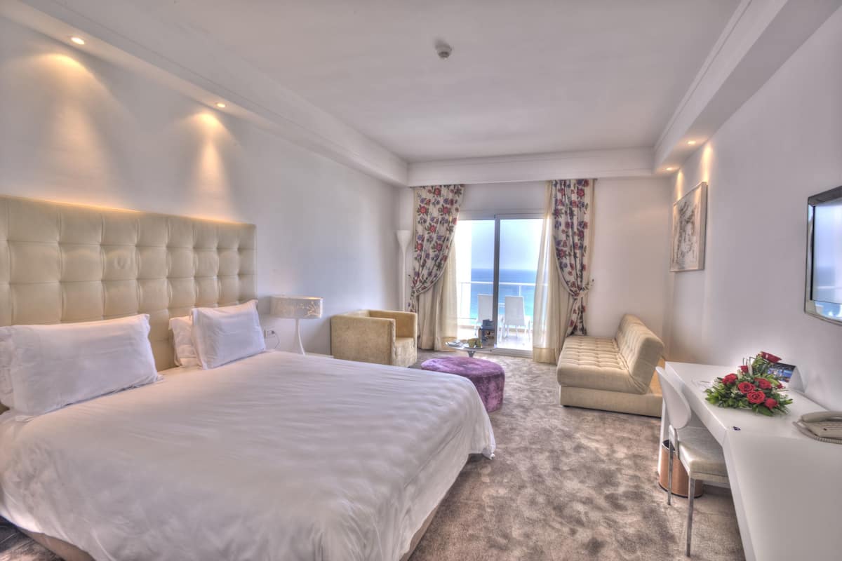 Deluxe Room | Premium bedding, minibar, in-room safe, desk
