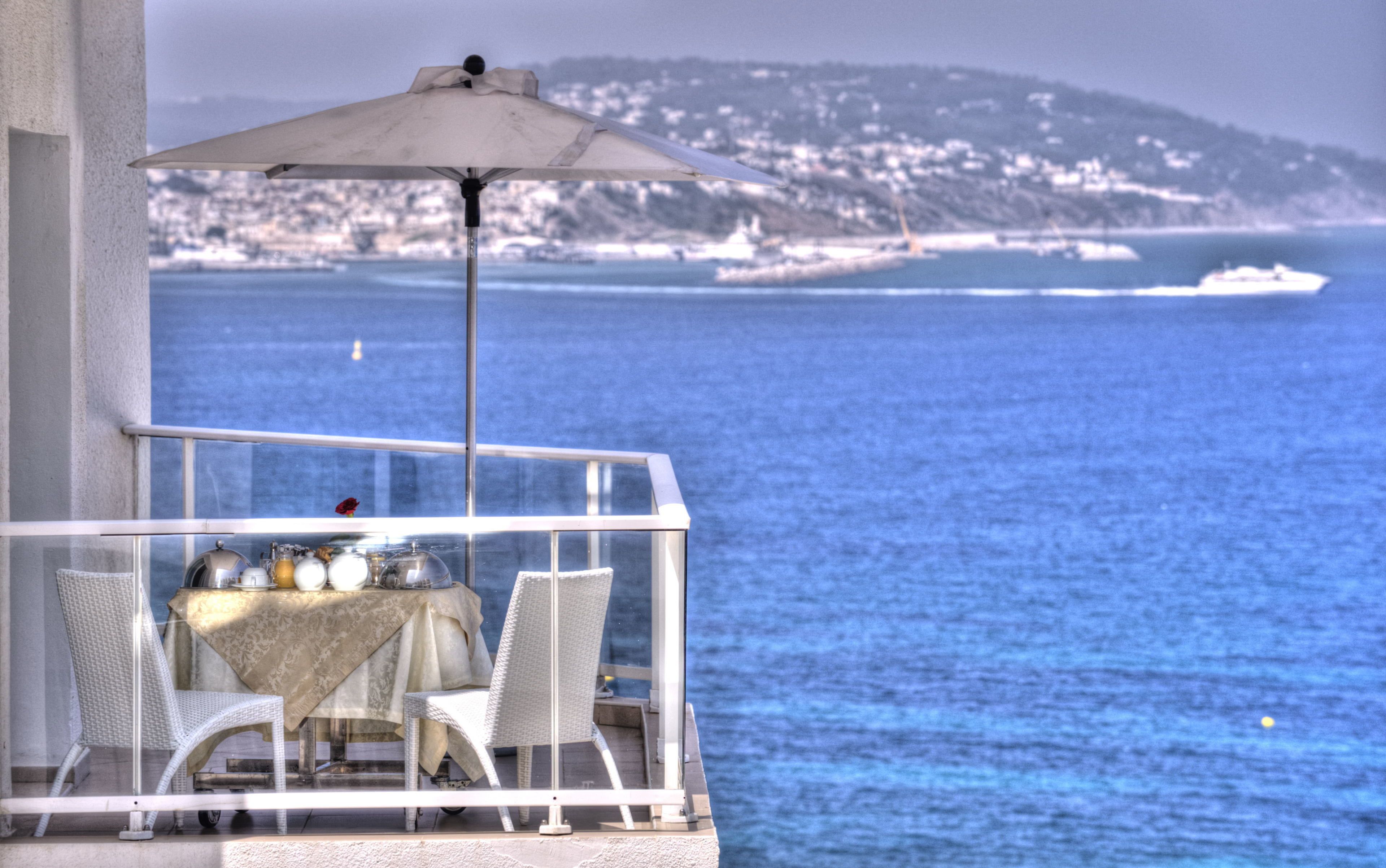 Habitación ejecutiva | Baño | Artículos de higiene personal gratuitos, secador de pelo y albornoces