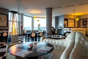 2 restaurantes; se sirve desayuno, almuerzo y cena; cocina mediterránea