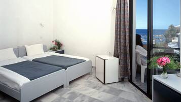 Minibar, safe på rommet, strykejern/-brett og barnesenger (inkludert)