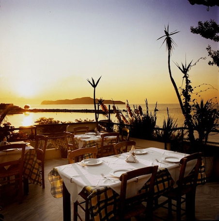 Servizio di colazione e cena. Akasti Hotel