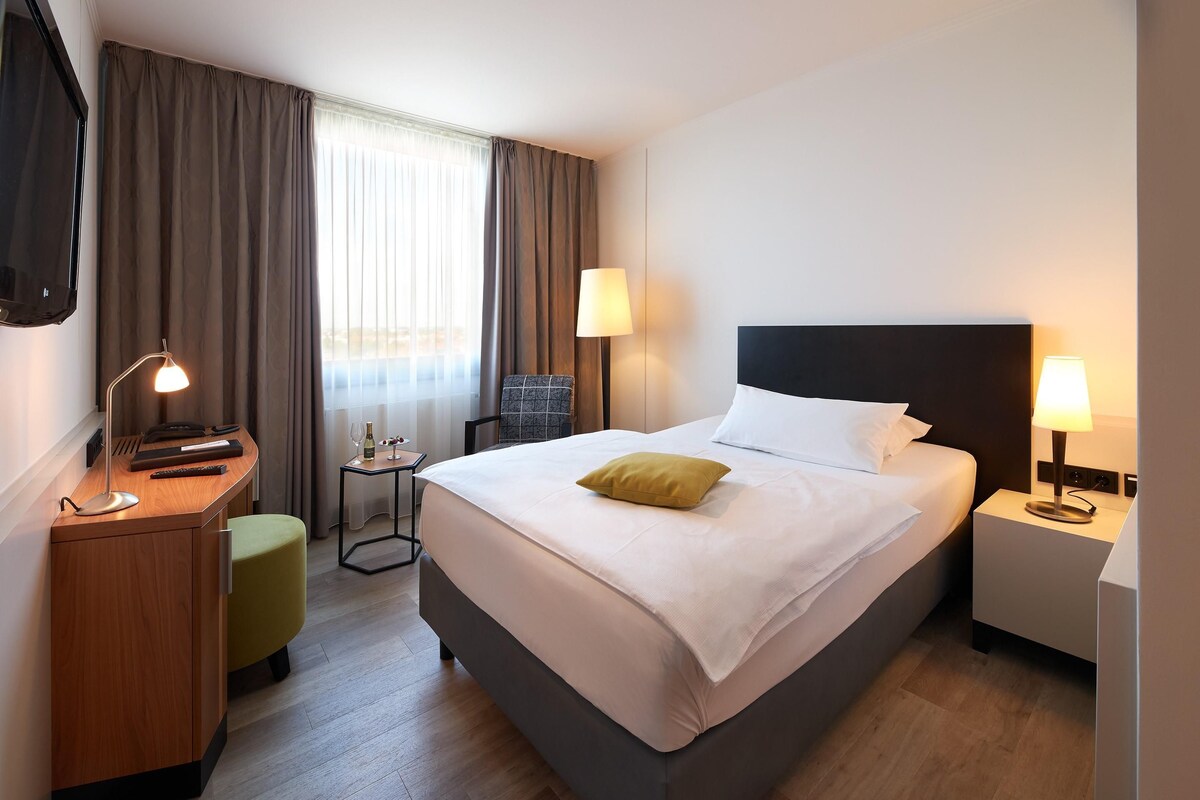 Hypo-allergenic bedding, minibar, in-room safe, desk