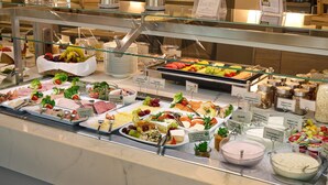 A buffet with various food items and labels. - Best Western Plus Arosa Hotel (Paderborn)