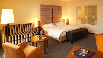 Deluxe Room, 1 Double Bed (Quiet Location) | Hypo-allergenic bedding available, minibar, in-room safe, desk