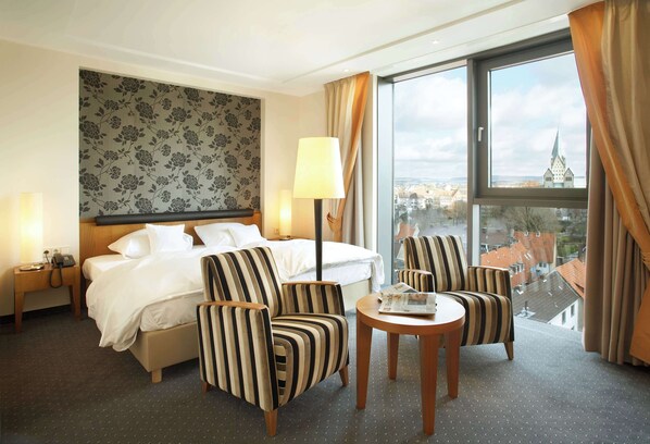 เครื่องนอนป้องกันสารก่อภูมิแพ้, มินิบาร์, ตู้นิรภัยในห้องพัก, โต๊ะทำงาน