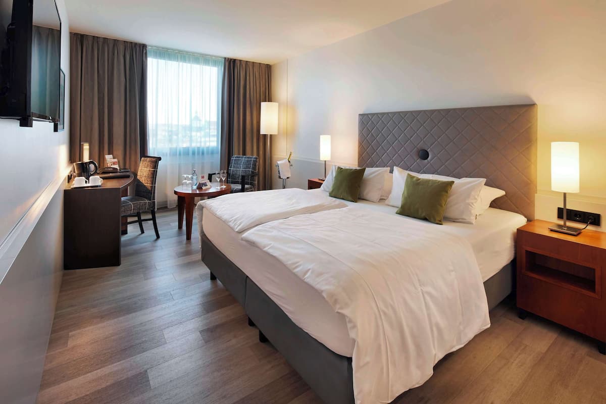 Hypo-allergenic bedding, minibar, in-room safe, desk