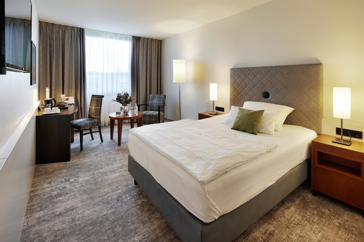 Business Room, 1 Queen Bed (Quiet Location) | Hypo-allergenic bedding, minibar, in-room safe, desk