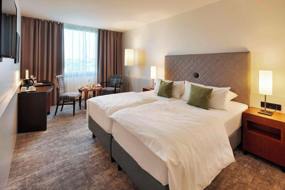 Hypo-allergenic bedding, minibar, in-room safe, desk