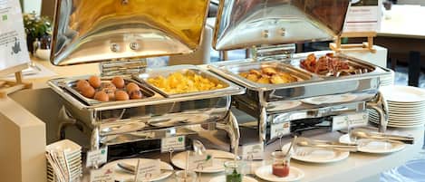 Frukostbuffé varje dag (EUR 18.00 per person)