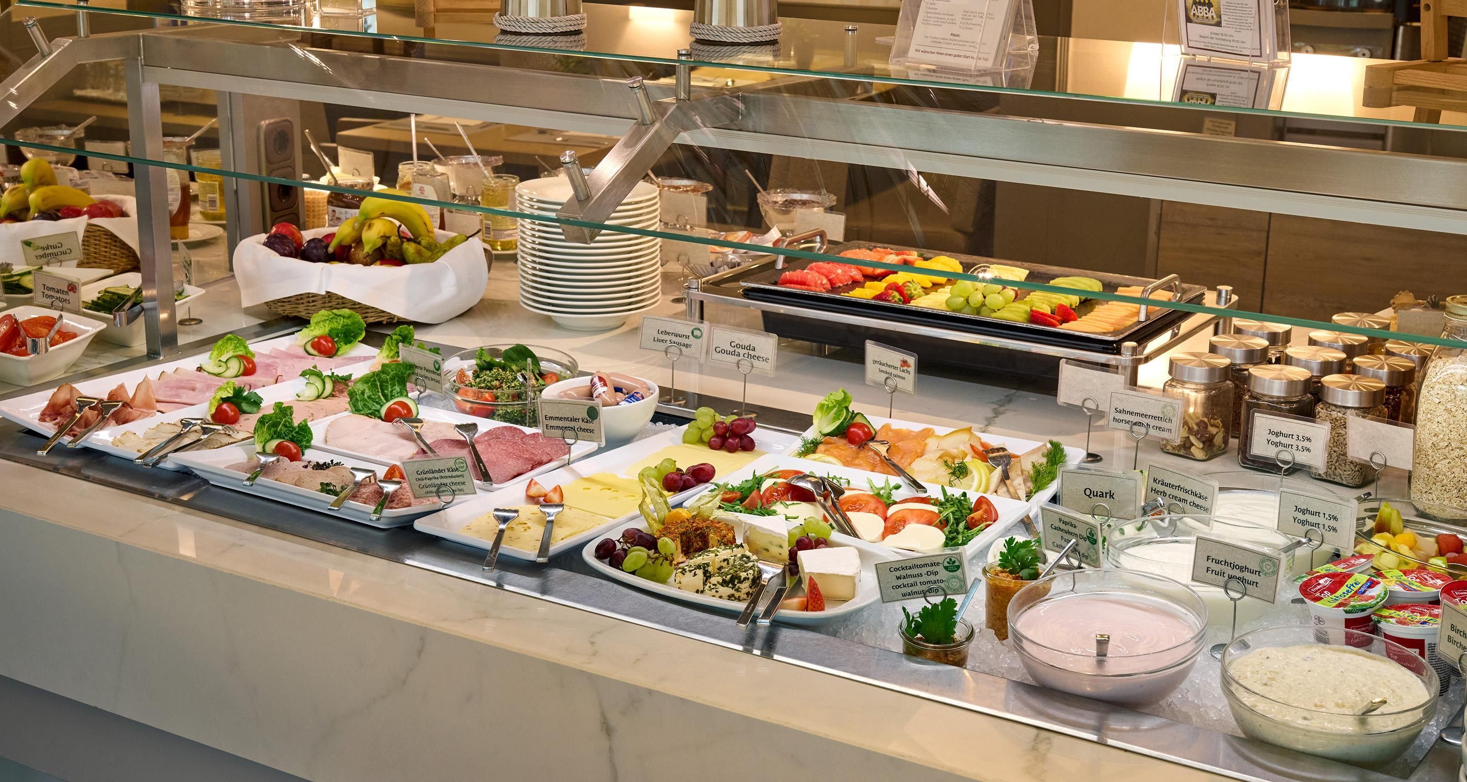 Un bufé con diversos alimentos y condimentos.