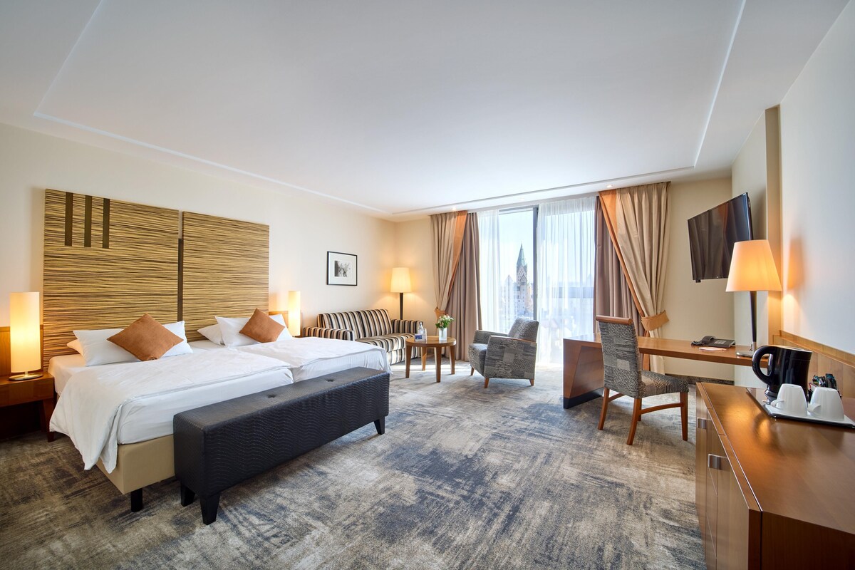 Deluxe Room, 1 Double Bed (Quiet Location) | Hypo-allergenic bedding, minibar, in-room safe, desk