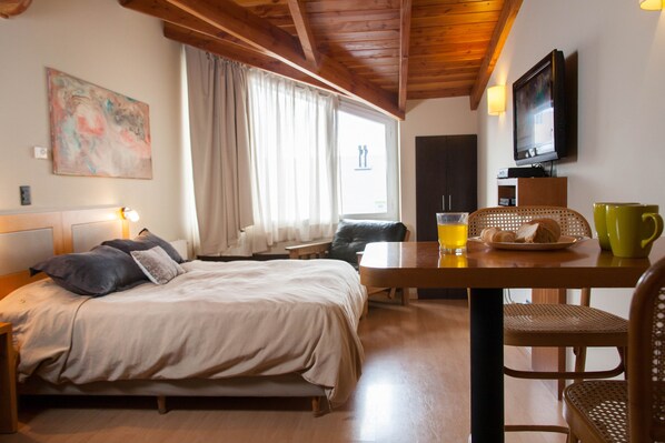 Estúdio | Área de estar | TV LCD 32 polegadas com canais de TV premium, TV, DVD player