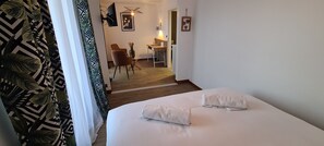 Deluxe tweepersoonskamer | Individueel gedecoreerd, individueel gemeubileerd, geluiddichte muren