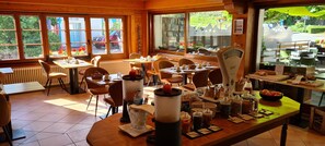 Daily buffet breakfast for a fee - Citotel L'echo Des Montagnes (Armoy)