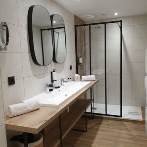 Familiekamer | Badkamer | Een regendouche, gratis toiletartikelen, een haardroger, handdoeken