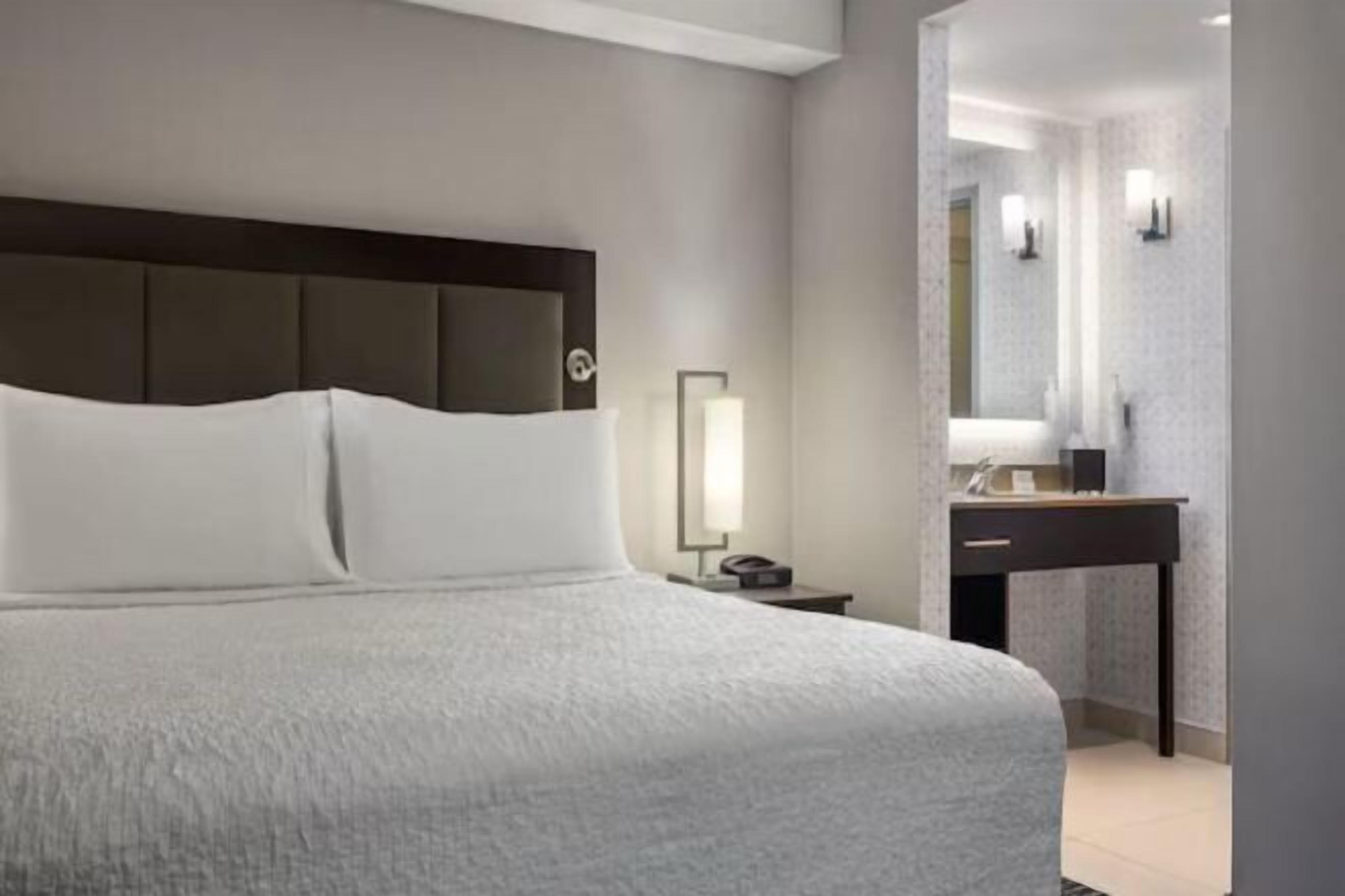 Caja de seguridad en la habitación, escritorio, wifi y ropa de cama 