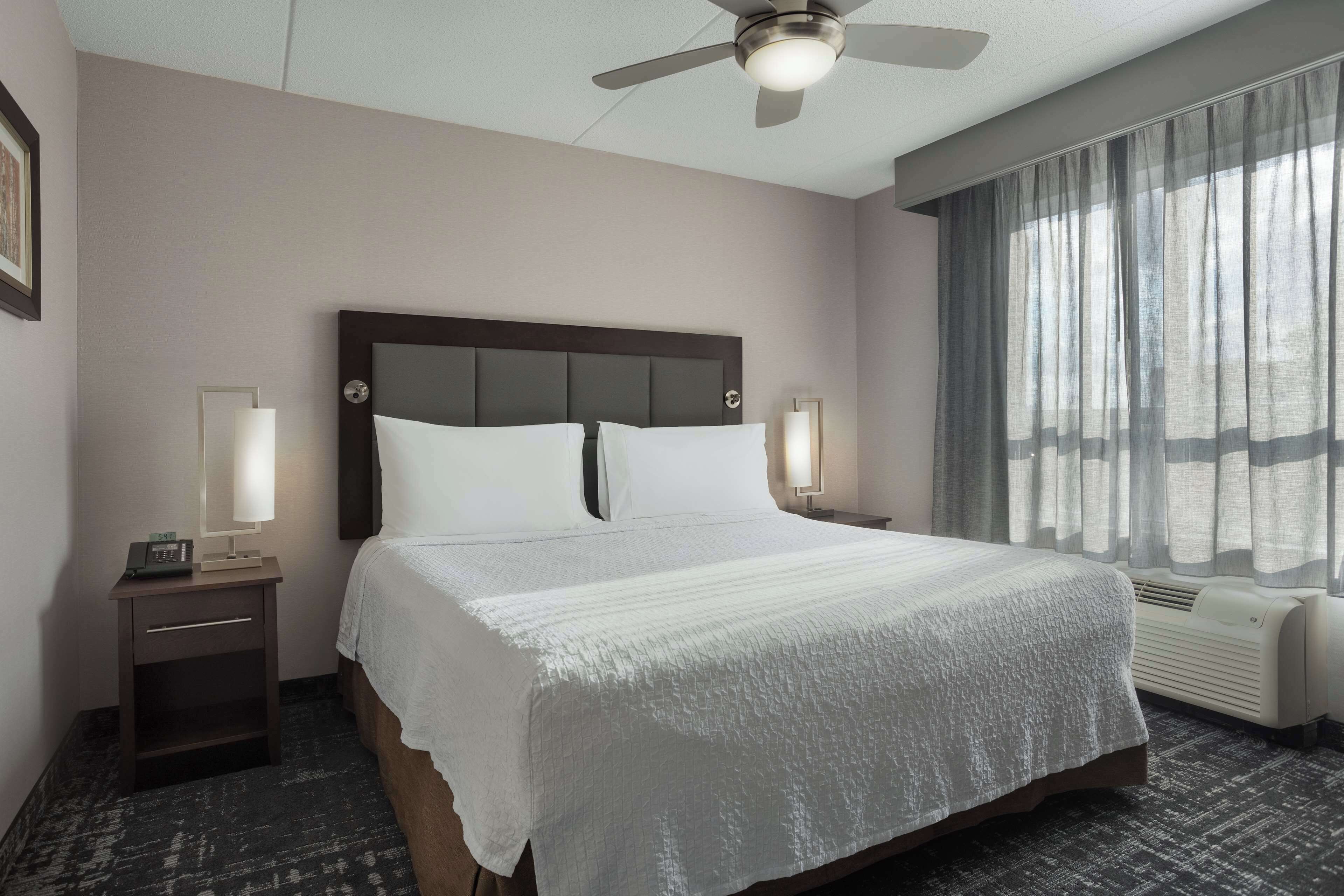 suite, 1 king bed | in-room safe, desk, wifi, bed sheets