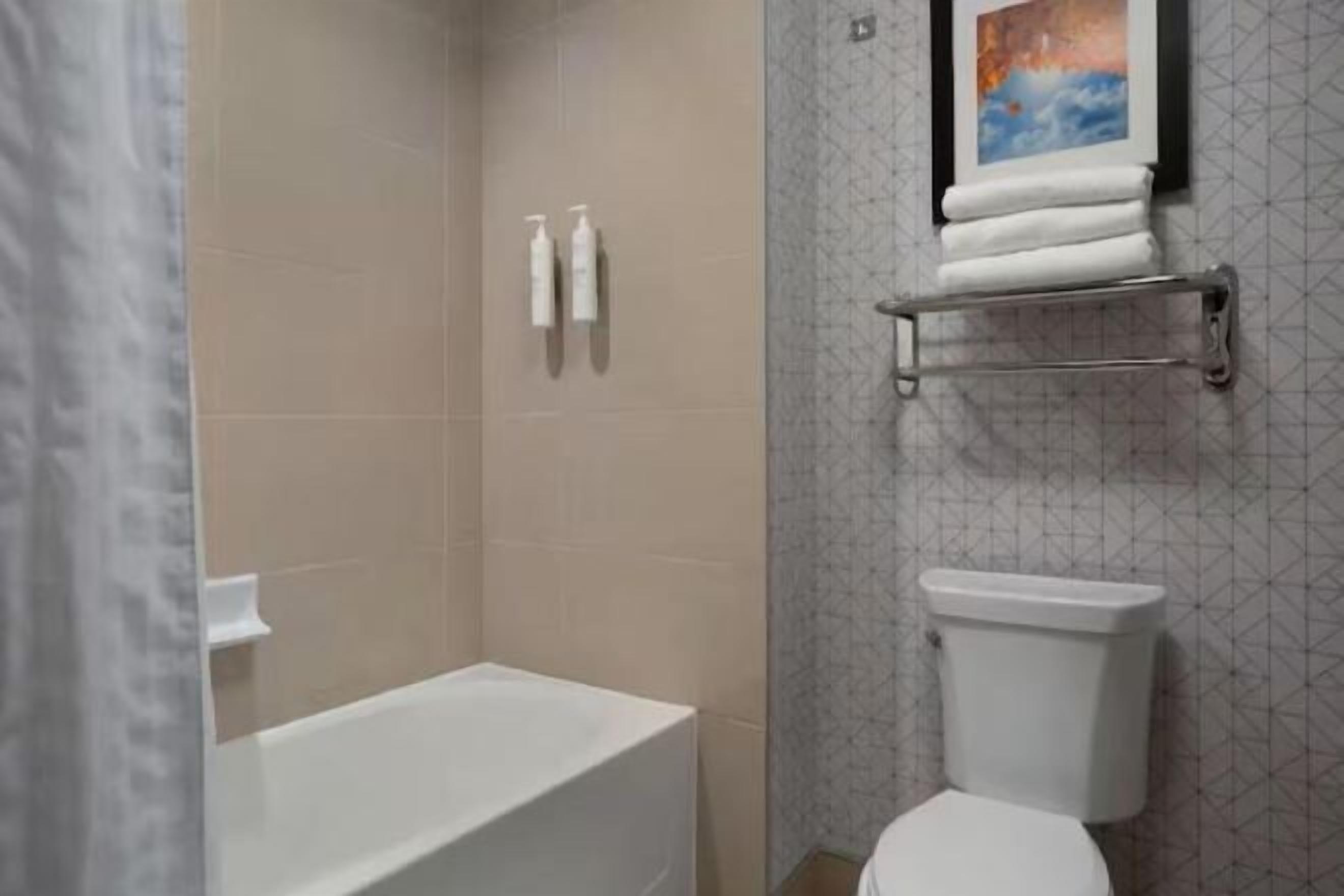 Artículos de tocador gratuitos, secador de pelo, toallas