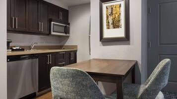 Full-size fridge, microwave, oven, stovetop