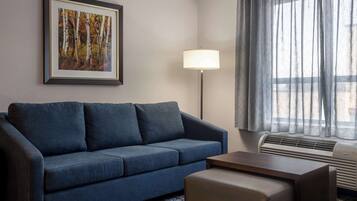 Een 37-inch lcd-televisie met kabelzenders, televisie en een mp3-dock