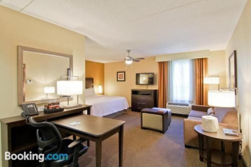 خزنة داخل الغرفة ومكتب وواي فاي وملاءات أسرّة