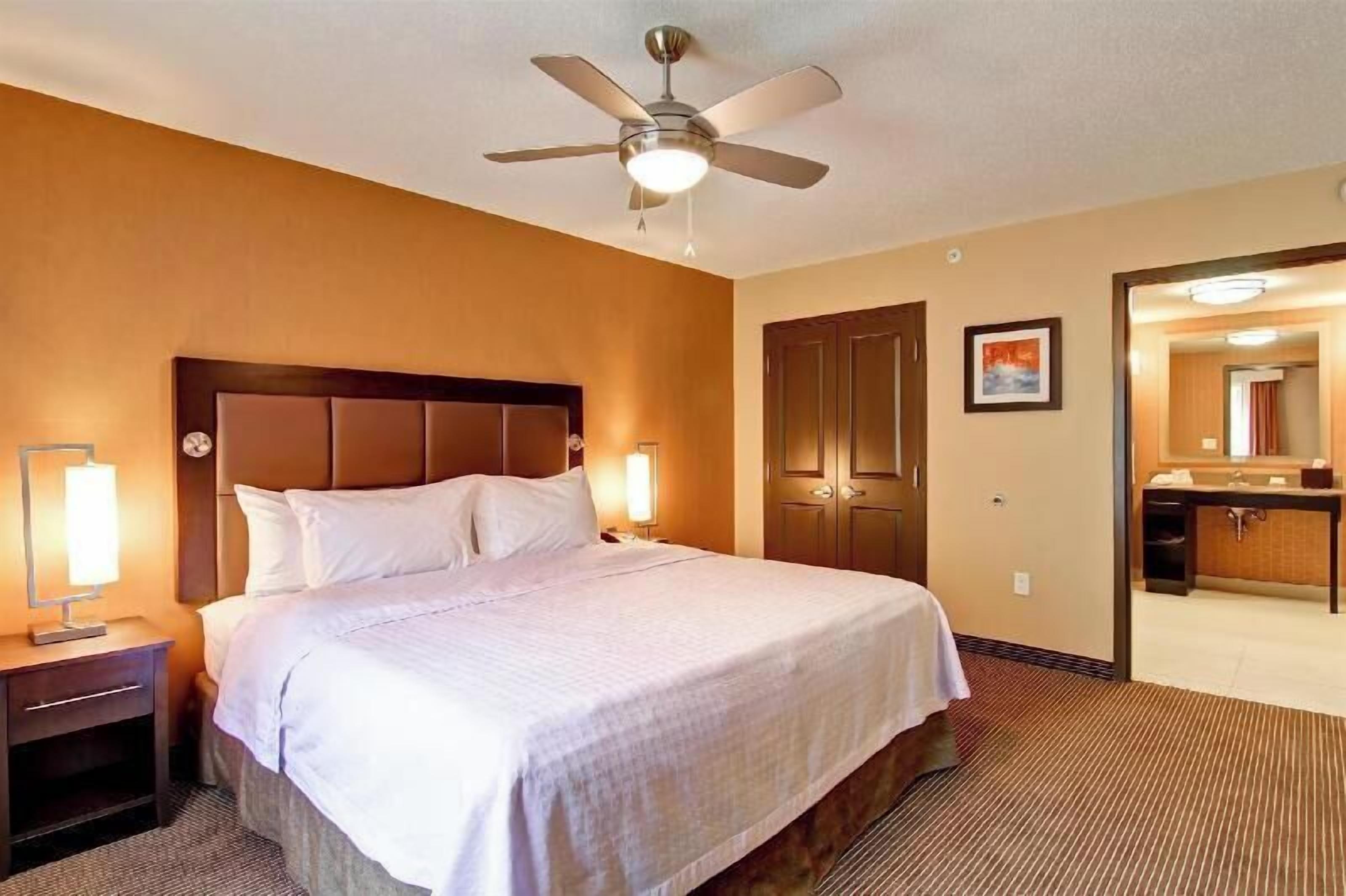 خزنة داخل الغرفة ومكتب وواي فاي وملاءات أسرّة