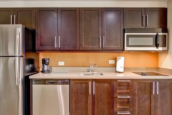 Full-sized fridge, microwave, oven, stovetop