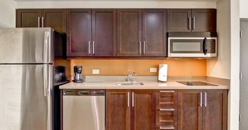 Full-size fridge, microwave, oven, stovetop