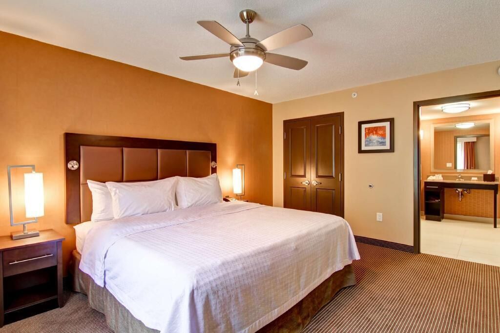 خزنة داخل الغرفة ومكتب وواي فاي وملاءات أسرّة