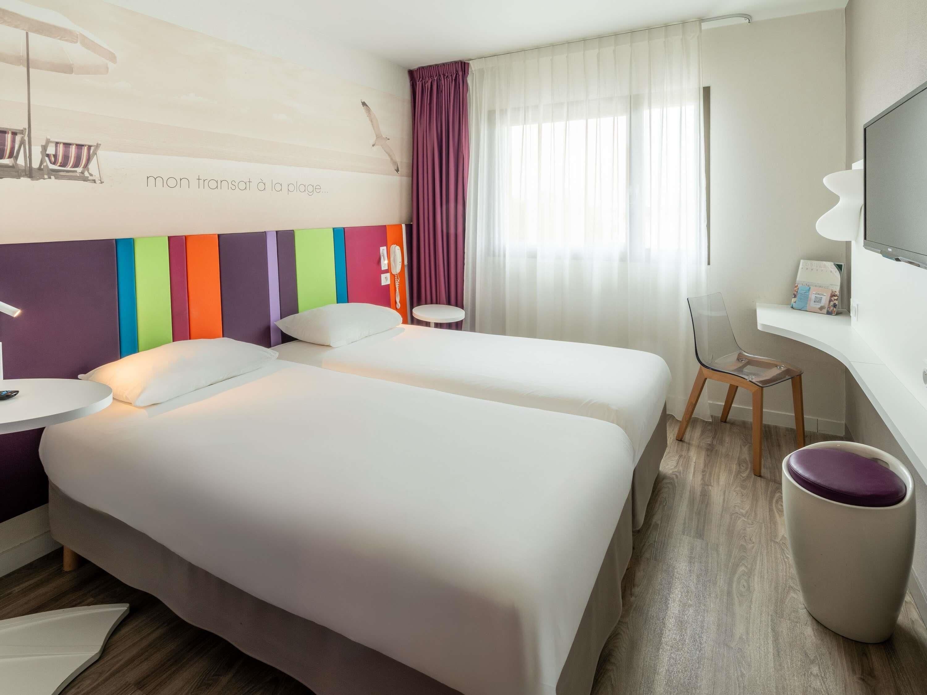 Standaard Twin kamer, 2 eenpersoonsbedden | Een bureau, verduisterende gordijnen, geluiddichte muren, gratis wifi