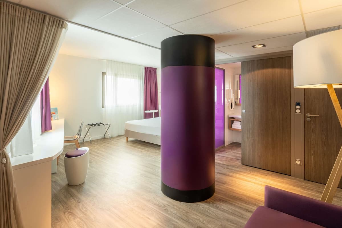 Escritorio, cortinas blackout, sistema de insonorización y wifi gratis