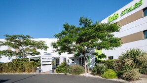 Un bâtiment moderne avec une enseigne indiquant « ibis Styles ».