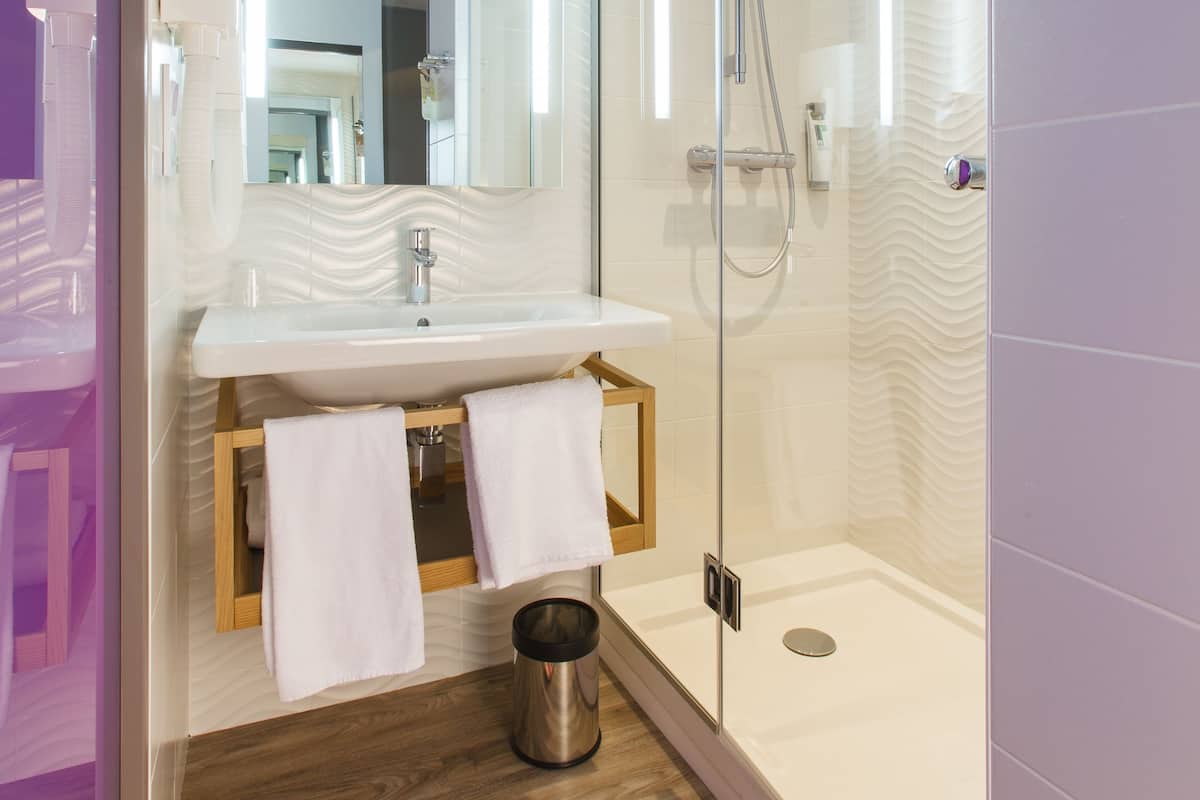 Regadera, amenidades de baño ecológicas, secadora de cabello, toallas