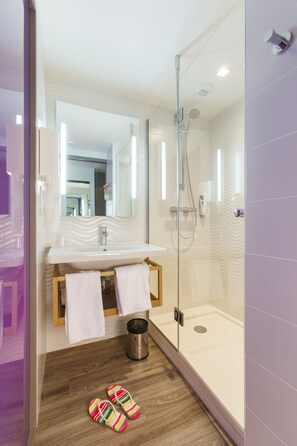 Shower, perlengkapan kamar mandi ramah lingkungan,  dan pengering rambut
